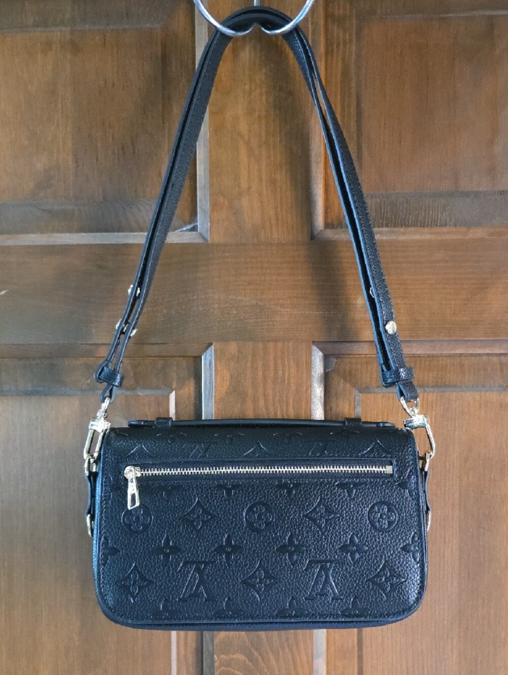 Black Embossed Leather Crossbody Bag with Gold Lock And Adjustable Strap Lk New - Picture 2 of 13
